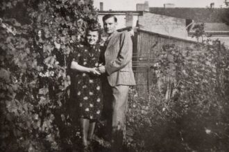 „Kochanemu Bazylowi – Irenka”. Tajemnica pożółkłej fotografii z 1945 roku