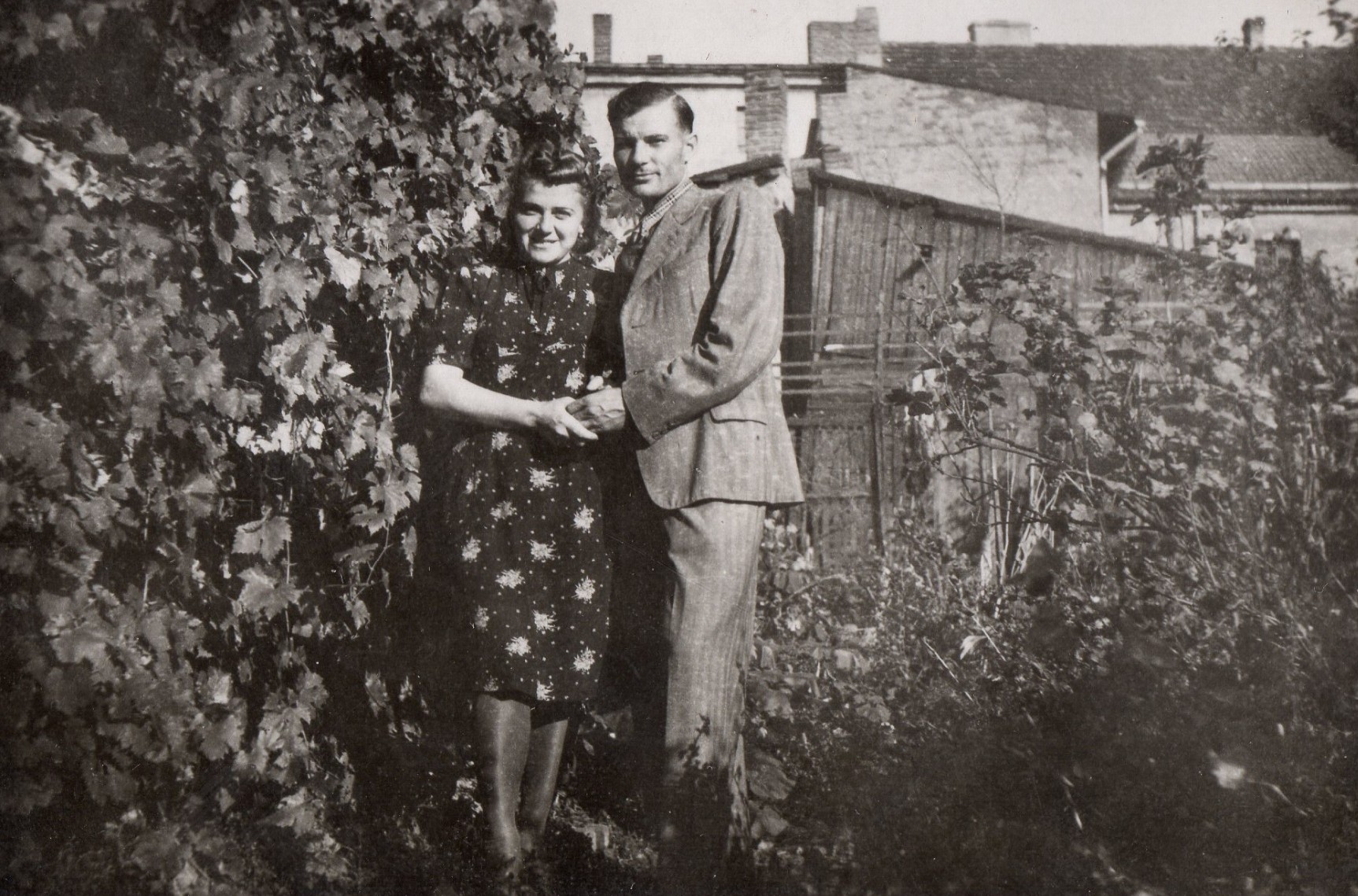 „Kochanemu Bazylowi – Irenka”. Tajemnica pożółkłej fotografii z 1945 roku