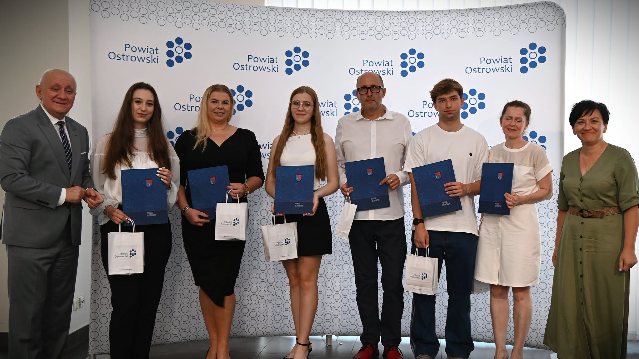 Olimpijski sukces młodzieży z Powiatu Ostrowskiego! Wielki triumf młodych naukowców